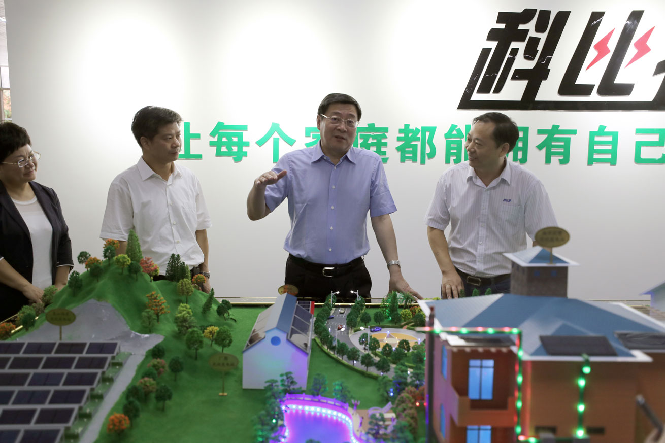 杜书记调研同乐城足球体育.jpg